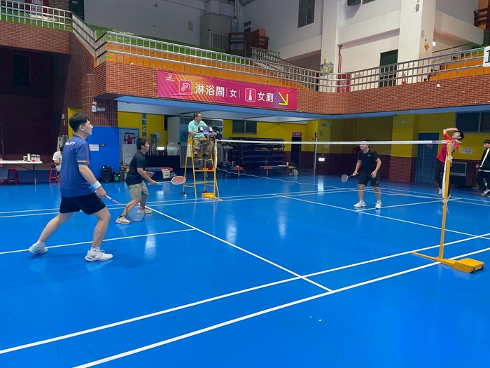 同學們賣力揮拍